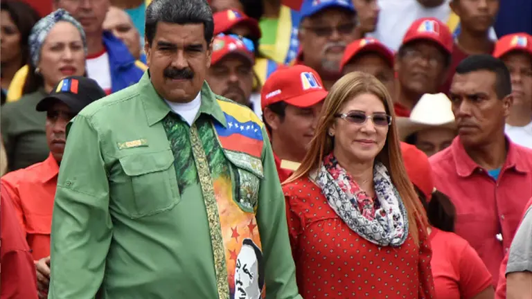 Nicol&aacute;s Maduro y su esposa, hoy capturados por el gobierno de Estados Unidos, Urgente.