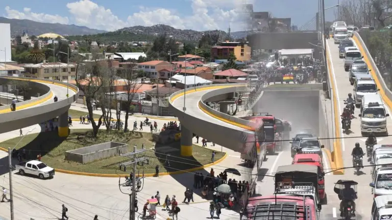 Circulaci&oacute;n vehicular en el distribuidor de la avenida Blanco Galindo y Per&uacute;. NO&Eacute; PORTUGAL