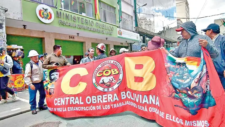 Dirigentes de los trabajadores marchan en La Paz, en una nueva jornada de protesta./ APG