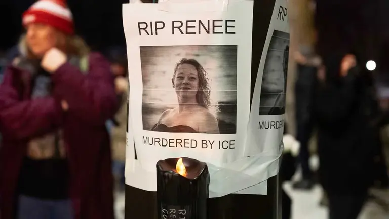 Un cartel con la imagen de Renee Nicole Good, ejecutada en Minneapolis, EEUU. NBC NEWS