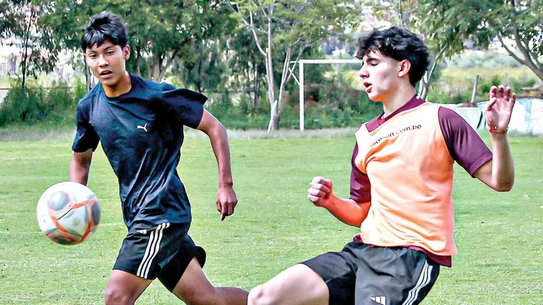 Cientos de jugadores fueron a probarse en casa del Celeste./ CLUB AURORA