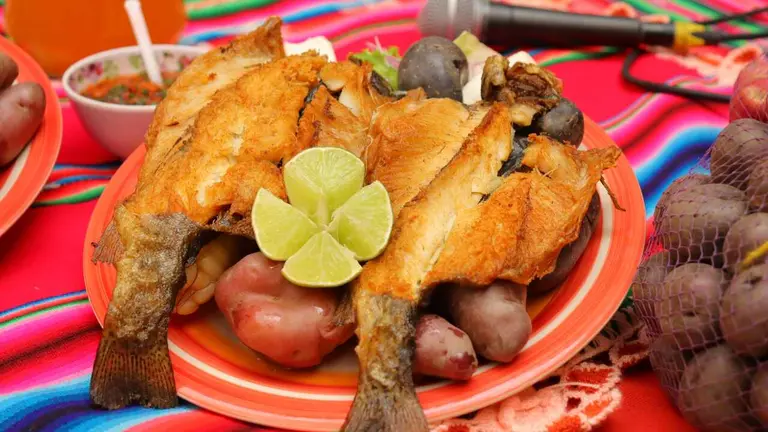 El tradicional platillo de Morochata: trucha con papas nativas. LUIS MAMANI