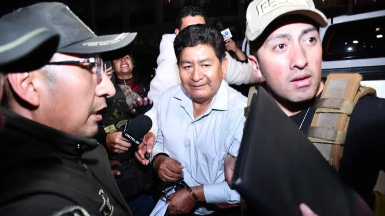 El exministro de Obras P&uacute;blicas, &Eacute;dgar Monta&ntilde;o, es conducido a instalaciones policiales. APG