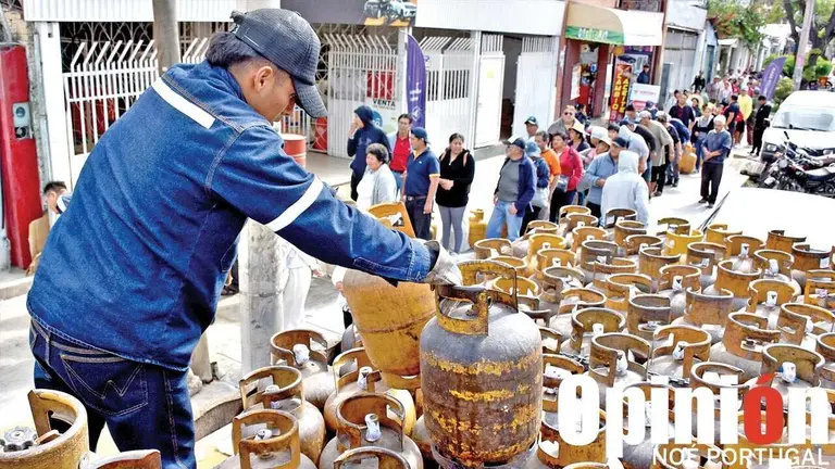 Personas hacen fila para adquirir una garrafa de gas en Cochabamba. / NOÉ PORTUGAL