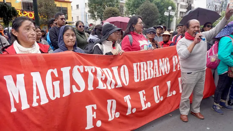 El Magisterio Urbano, rechaza el congelamiento de los salarios, amenazan con movilizaciones del sector./ APG