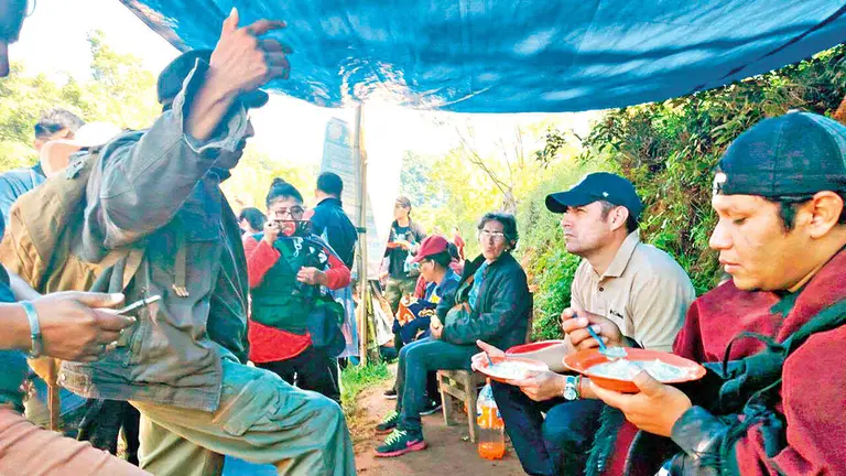 El vicepresidente Edmand Lara en reuni&oacute;n con los comunarios./ EL PA&Iacute;S DE TARIJA