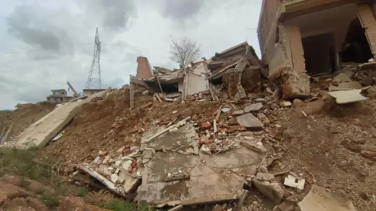 Viviendas desplomadas en Takoloma, al sur de la ciudad. CORTES&Iacute;A