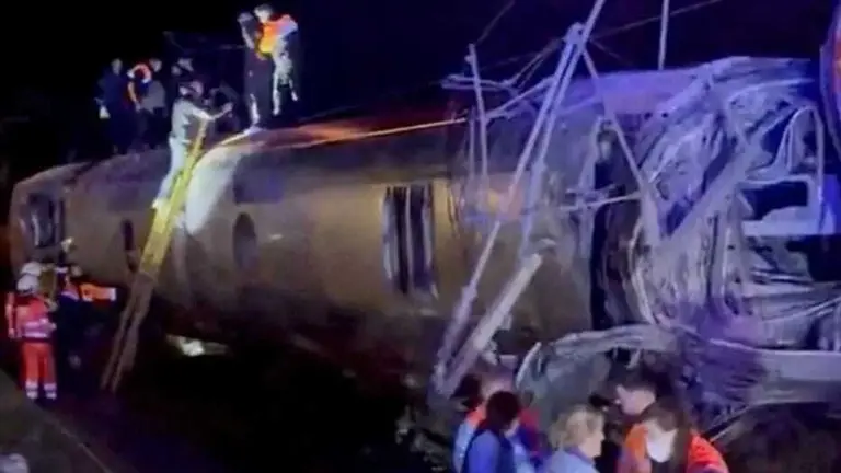 Los equipos de emergencia registran los restos de los vagones volcados, tras el descarrilamiento de dos trenes de alta velocidad en Adamuz, cerca de C&oacute;rdoba. DW