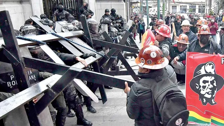 La Central Obrera Boliviana se enfrent&oacute; con la Polic&iacute;a en el &uacute;ltimo conflicto./ APG