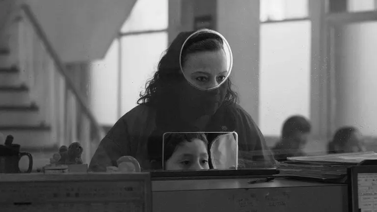 Teresita Sanchez y Bastian Escobar en una escena de la pel&iacute;cula &ldquo;Moscas&rdquo;, de Fernando Eimbcke. BERLINALE