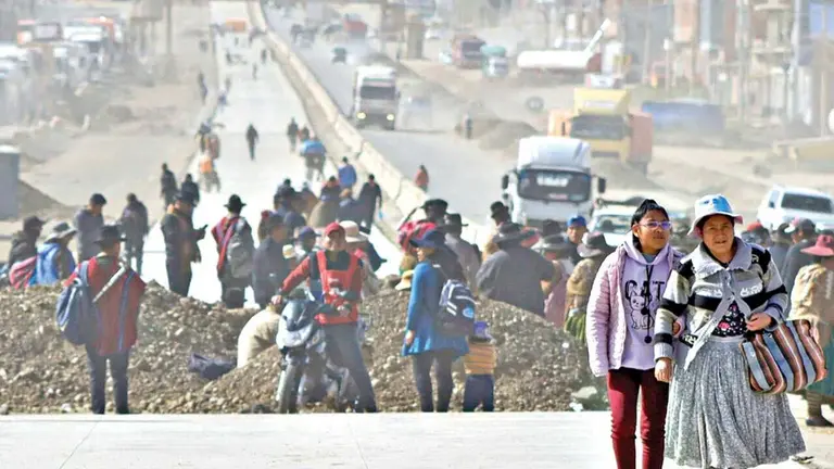 La Central Obrera Boliviana realiz&oacute; medidas de presi&oacute;n contra el Decreto 5503./ APG