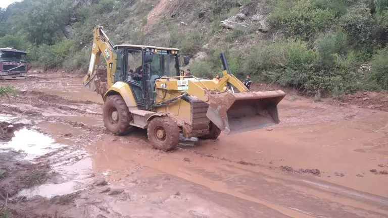 Maquinaria pesada trabaja retirando el lodo de la ruta hacia el occidente del pa&iacute;s. ABC