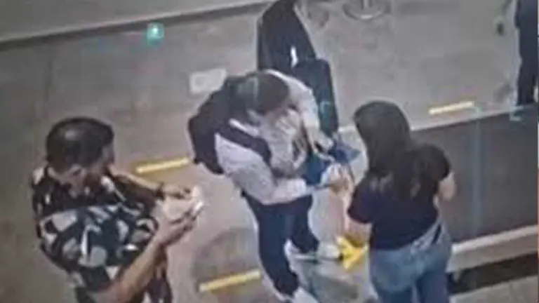 Im&aacute;genes de c&aacute;mara de seguridad que muestra el ingreso sin control de varias maletas de un vuel ch&aacute;rter. RRSS.