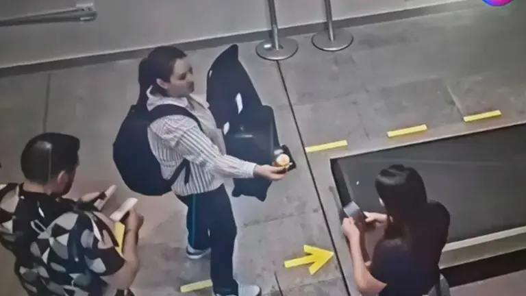 Im&aacute;genes de la c&aacute;mara del aeropuerto de Santa Cruz. TOMADA DE URGENTE