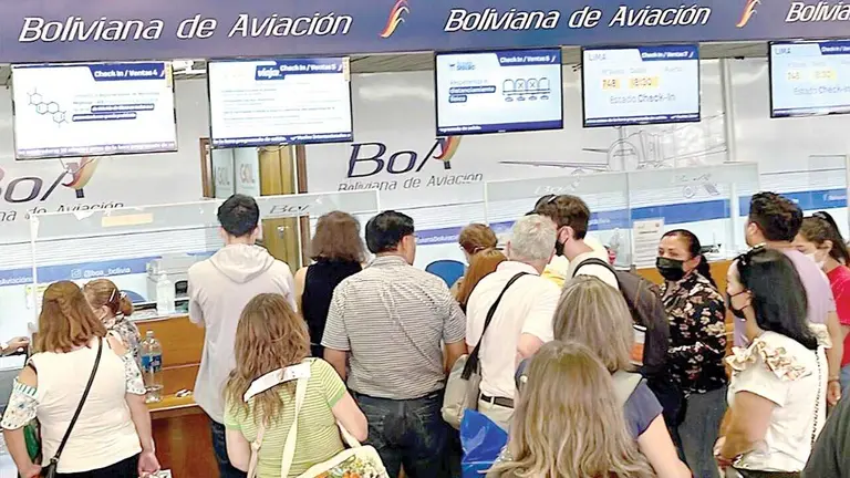 Usuarios del transporte a&eacute;reo hacen filas para comprar boletos. /ABI