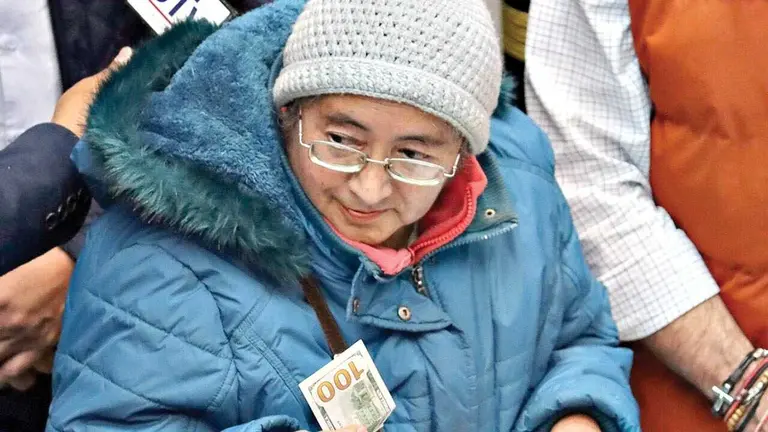 Esta persona retir&oacute; sus d&oacute;lares este lunes en la ciudad de Potos&iacute;./APG