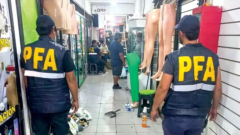 El operativo desarrollado por la Polic&iacute;a Federal para ir en busca de extranjeros ilegales, en Buenos Aires./TIEMPO ARGENTINO