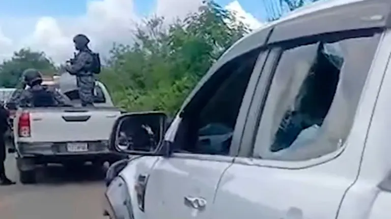 Captura del momento de la agresi&oacute;n a la comitiva. TOMADA DE ERBOL
