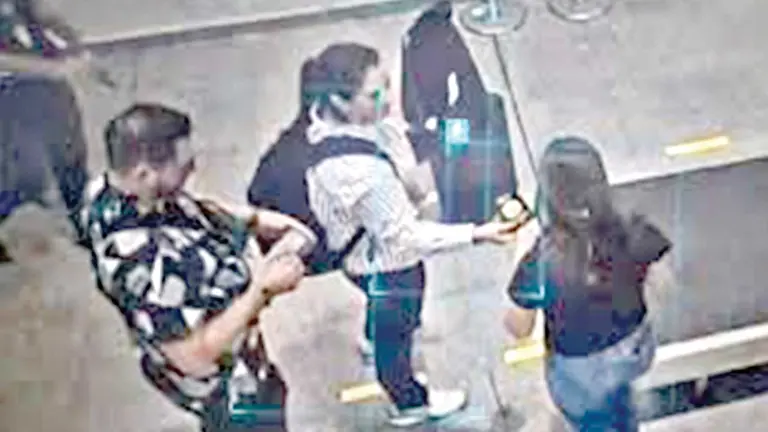 Laura Rojas en el momento en el que recog&iacute;a las maletas de Viru Viru./RRSS