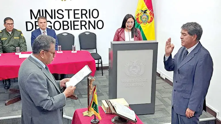 El ministro de Gobierno, Marco Antonio Oviedo, posesion&oacute; a Hern&aacute;n Paredes./ERBOL