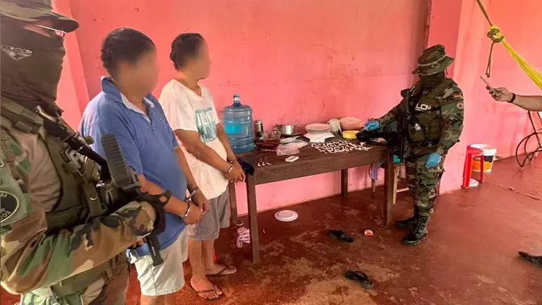 Las dos personas aprehendidas durante el operativo. FELCN