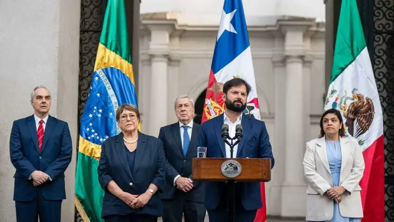 El presidente saliente de Chile, Gabriel Boric, (d) presenta la candidatura de la expresidenta Michelle Bachelet (i). GABRIEL BORIC
