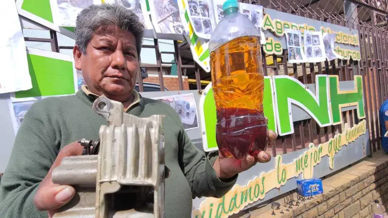Con muestras de gasolina de color oscuro y autopartes de veh&iacute;culos da&ntilde;ados, conductores del Transporte Libre tomaron las instalaciones de la ANH de Cochabamba. DICO SOL&Iacute;S