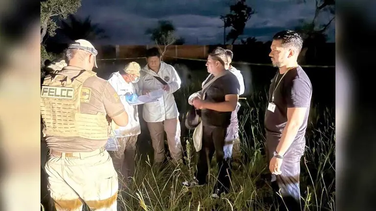Investigadores procesan la escena donde hallaron el cuerpo del extranjero./FISCAL&Iacute;A