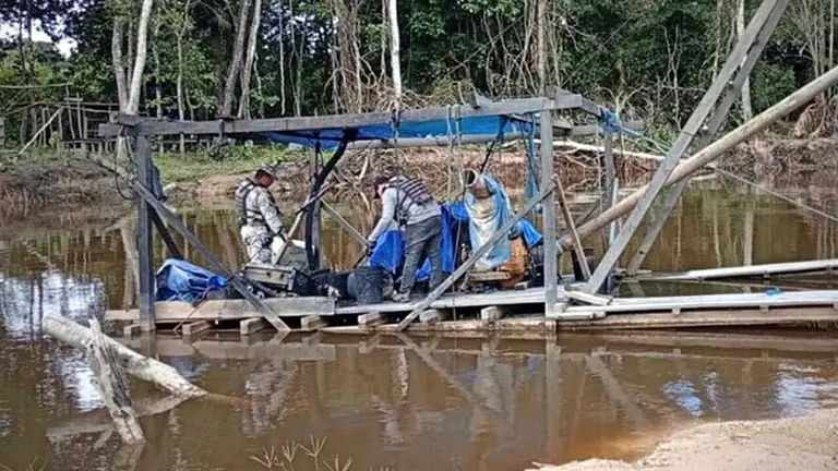5 balsas vinculadas 
a miner&iacute;a ilegal