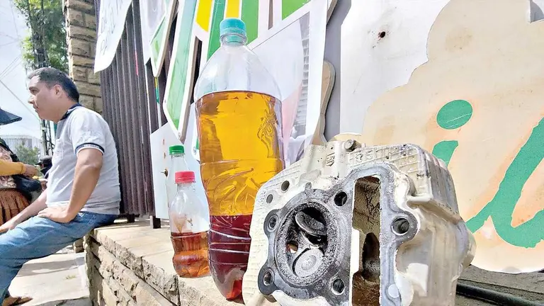 Due&ntilde;os de veh&iacute;culos, tras una protesta, muestran una pieza da&ntilde;ada y gasolina de &ldquo;mala calidad&rdquo;./DICO SOL&Iacute;S