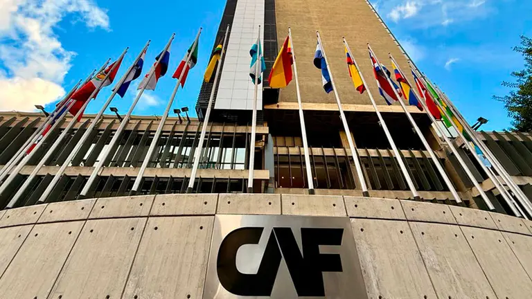 Frontis del edificio de la CAF. 