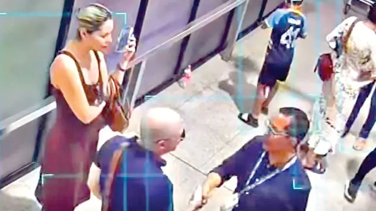 En la imagen se observa al juez Hebert Zeballos (c)  en el aeropuerto de Viru Viru, Santa Cruz./RRSS
