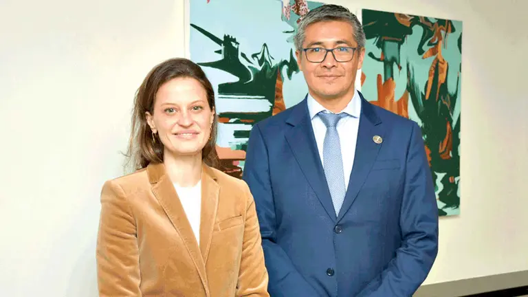 Una vicepresidenta del Banco Mundial (i) y el ministro de Econom&iacute;a de Bolivia, Gabriel Espinoza./ERBOL