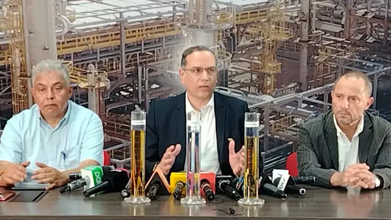 El presidente de YPFB, Yussef Akly, (centro) present&oacute; a dos nuevos gerentes.