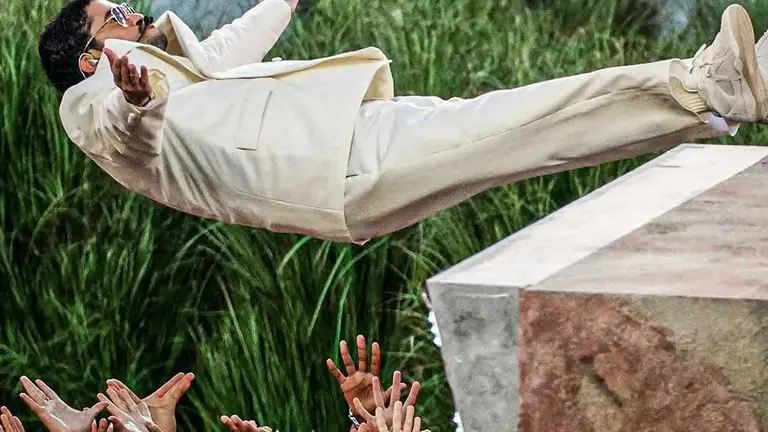 Bad Bunny, en uno de los momentos del espect&aacute;culo de medio tiempo en el Super Bowl. NFL