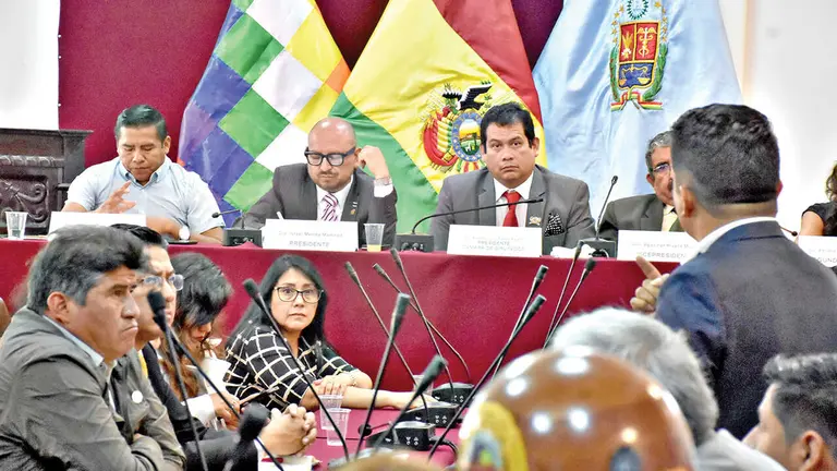 Diputados y senadores en la sesi&oacute;n de la Brigada Parlamentaria, este 9 de febrero./DICO SOL&Iacute;S