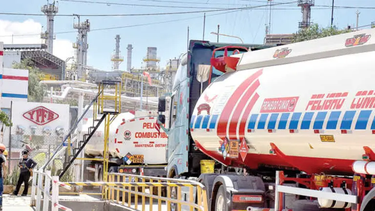 Foto referencial de cisternas que trasladan combustibles./DICO SOL&Iacute;S
