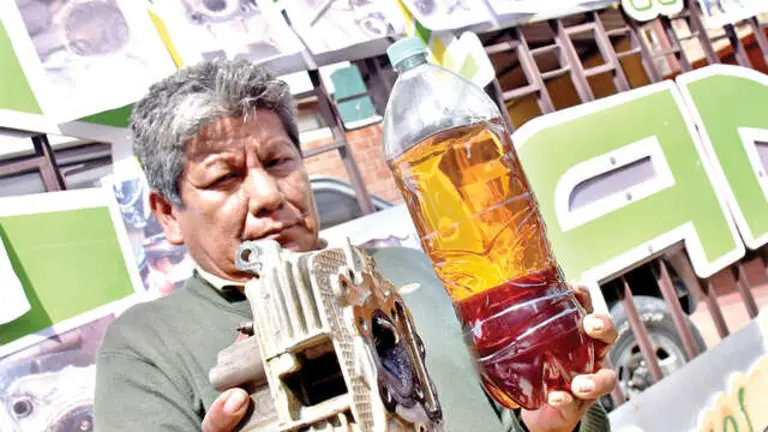 Un chofer muestra, la gasolina de &ldquo;mala calidad&rdquo;./ DICO SOL&Iacute;S