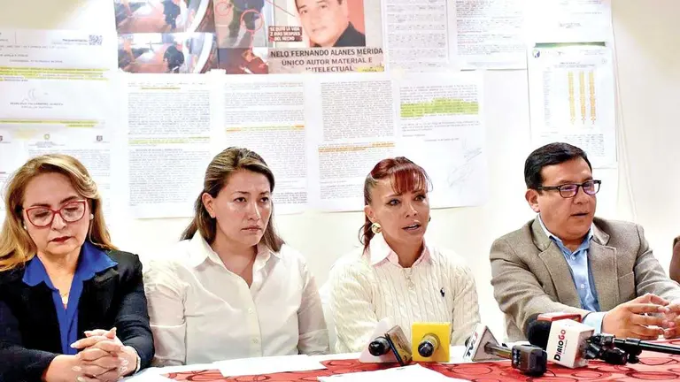 Abogados y hermanas Claure (de blanco) durante la conferencia de prensa./NO&Eacute; PORTUGAL