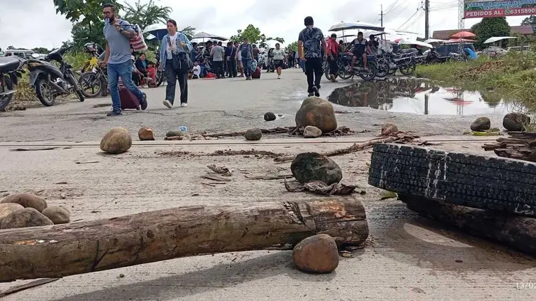 Bloqueo de caminos en el Tr&oacute;pico de Cochabamba contra la mala calidad de combustible. RADIO KAWSACHUN COCA