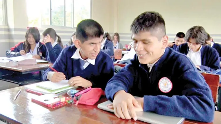 Beymar Aguilar y Joel Canaviri en su curso, el 2 de febrero, primer día de clases./ OPINIÓN