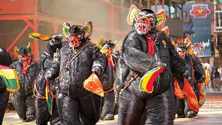 Bailarines con vestimenta de osos, interpretando el baile de la Diablada./ APG