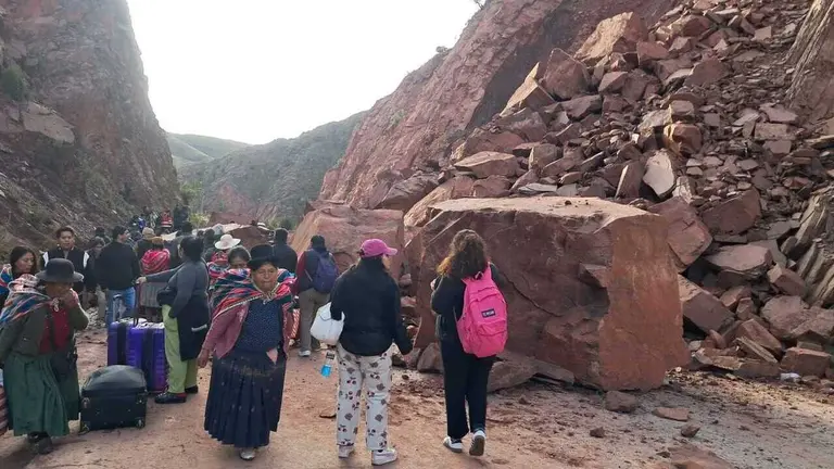 Derrumbe en el sector de Challa Grande en la carretera de Cochabamba a Oruro. Pasajeros optan por caminar y hacer transbordos. RADIO KANCHA PARLASPA