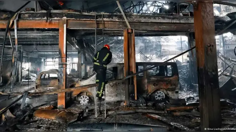 Bomberos en un edificio incendiado tras un ataque ruso en Odesa. DW