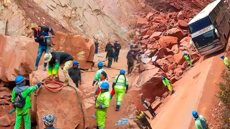 Personal de la ABC retira rocas y habilita un paso en la carretera Cochabamba-Oruro. COMPOSICI&Oacute;N OPINI&Oacute;N