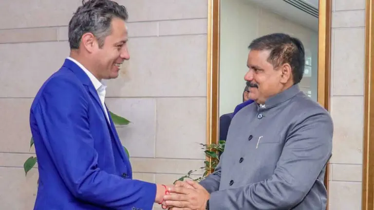 Edmand Lara fue recibido por el ministro de Miner&iacute;a y Carb&oacute;n de India, Satish Chandra Dubey. VICEPRESIDENCIA