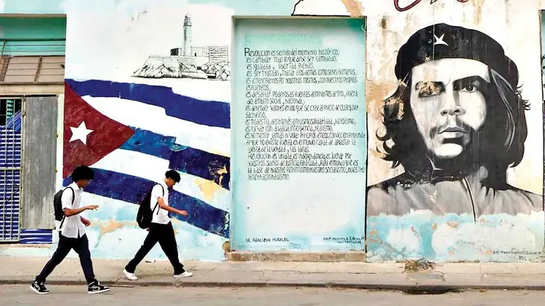 Dos hombres caminan por una calle desierta de La Habana. / EUROPA PRESS
