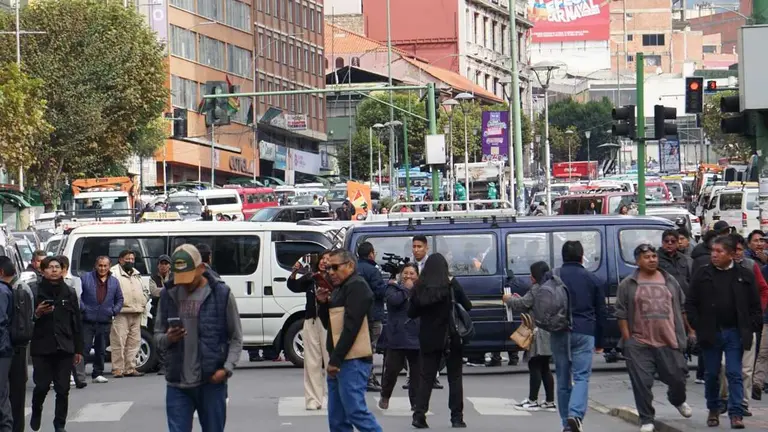 Choferes del sindicato Se&ntilde;or de Mayo bloquean el centro de La Paz. APG