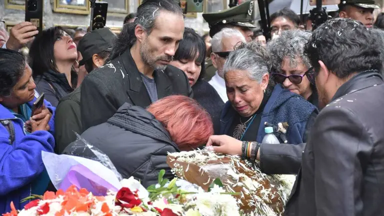 Santalla fue enterrado cerca de la tumba del sacerdote jesuita Luis Espinal. APG