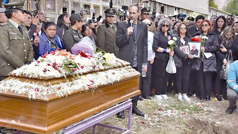 Los restos del ic&oacute;nico actor y humorista David Santalla fueron enterrados en el Cementerio General de La Paz./ APG